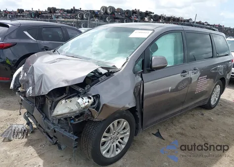 2013 Toyota Sienna Xle V6 8 Passenger z USA, uszkodzony, nr VIN 5TDYK3DC8DS310323